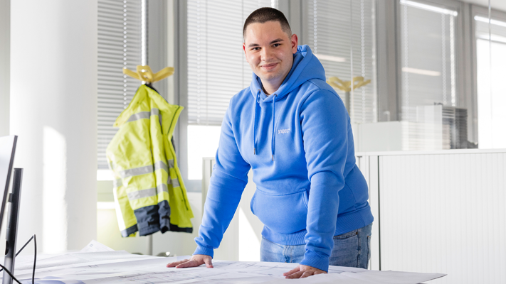 Bauzeichner im Büro