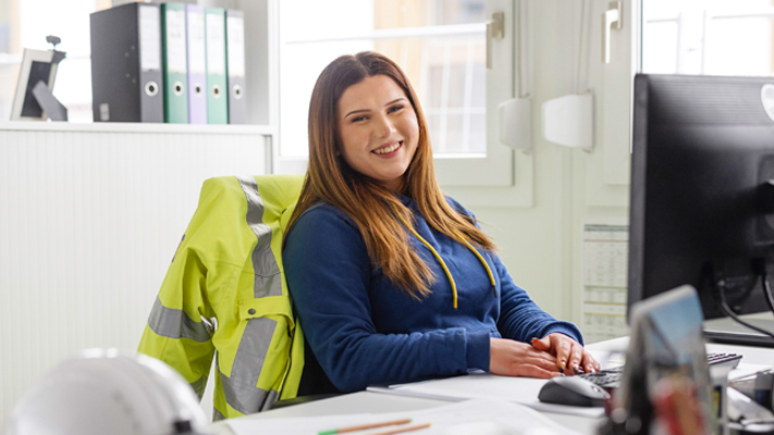 Industriekauffrau im Büro