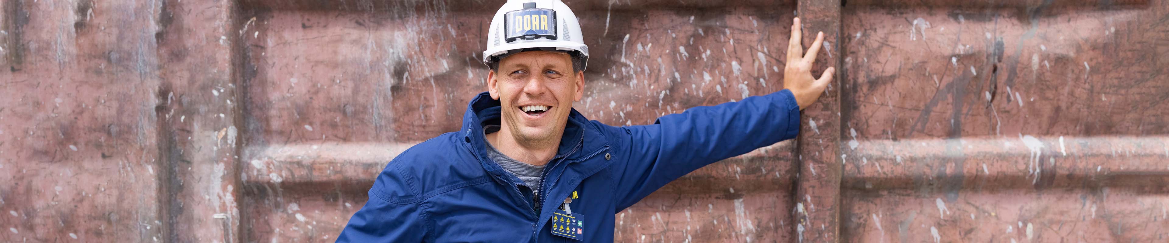 Projektleiter vor Container